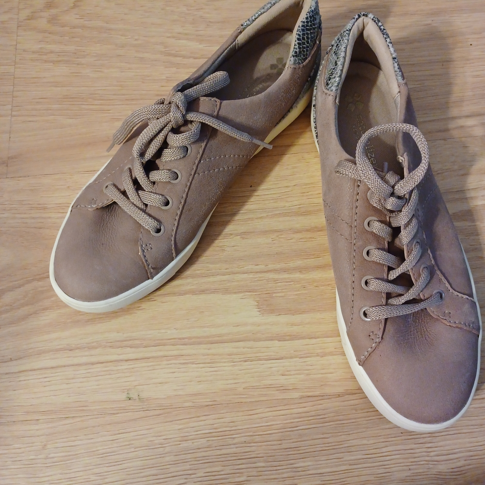 Neutraluzer Women's Tan Snakeskin Casual Sneakers Size 9.5